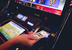 Do Slot Machines in Las Vegas Take Cash? (Answered) - FeelingVegas