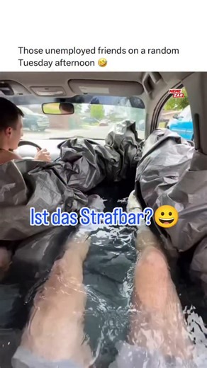 Pool im Auto – verrückte Aktion oder Straftat? In diesem Video sieht man ein Auto, dessen Innenraum mit Folie ausgelegt und teilweise mit Wasser gefüllt ist. Zwei Mitfahrer sitzen wie in einem Pool, machen Selfies und haben Spaß – der Fahrer selbst bleibt trocken. Lustige Idee oder gefährliches Spiel? Wie wäre es in Deutschland – erlaubt oder verboten? Und wenn verboten: Welche Strafe droht? Video Remix Quelle: @memezar https://Blaulicht-Deutschland.de @wertheim24.de #PoolImAuto #VerrückteIdee #