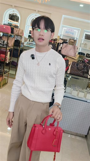 MCM Leather Top Handle Bag – Red Power ❤️ แดงแรง มีพลัง สะพายแล้วเด่นทุกลุค ✔️ หนังแท้ MCM สีแดงสด เงาสวย หรูหรามาก ✔️ ถือได้ / สะพายไหล่ / ครอสบอดี้ ครบทุกฟังก์ชัน ✔️ ทรงแข็งสวย อยู่ทรง ไม่ย้วย ✔️ ใส่ของได้จริง มือถือ กระเป๋าสตางค์ เครื่องสำอาง ✔️ มือสองสภาพดี ของแท้ 100% ใบนี้เหมาะกับสายแฟชั่น เพิ่มลูกเล่นให้ลุคดูแพงทันที ✨ 📩 ทักแชทสอบถามราคา / ขอรูปเพิ่มได้เลย แม่ค้าก้อย | KOI STORE – พัทยา #MCM #MCMbag #MCMLover #กระเป๋าแบรนด์เนมมือสอง #แม่ค้าก้อย #KOISTORE | ไลฟ์สดแม่ค้าก้อยเพจ2 สินค้าแบรน