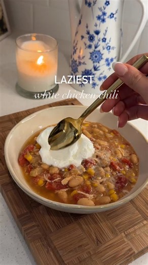 Wicked White Chili THM (E) Follow @trimhealthymama for more! Trim Healthy Mama and the crockpot work wonderfully together. Hearty and filling, this meal fits a whole family’s needs on any busy night. This recipe can be found on page 37 of the Trim Healthy Mama Cookbook. Ingredients 2.5 lbs chicken breast (thawed, drained, boneless, skinless; or tenderloins) 60 oz great northern beans (rinsed & drained; 4-15 ounce cans) or (6 cups soaked and cooked dried beans, drained.) 2 cups chicken broth (or 