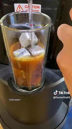 Why Ice Cubes Are Better Than Metal Cubes #factwithali #foryoupagе #viral #IceVsMetalCubes #DrinkHacks #ScienceBehindIce #ColdDrinksTips #IceCubeFacts #WhyIceIsBetter #CoolingScience #LifeHacks