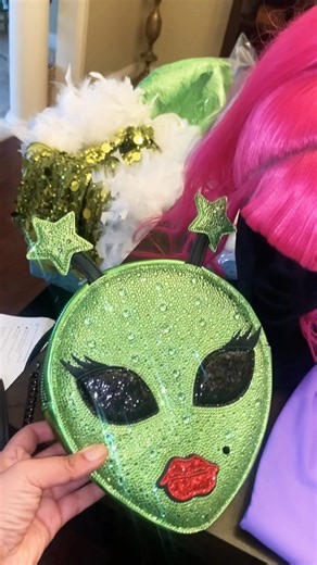 New prop I’m using in my performance as Deaf Alien Babe for the upcoming Goth Circus this weekend!