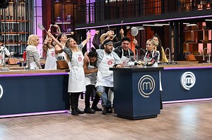 Las celebridades cocinarán 5 postres diferentes, pero no sin antes probar su suerte en la tómbola de #MasterChefCelebrity, ¿qué postre le tocó a cada uno? 👀 🔴 𝗘𝗡 𝗩𝗜𝗩𝗢 𝗔𝗛𝗢𝗥𝗔 ➡️ https://bit.ly/MCC4EnVivo | MasterChef México