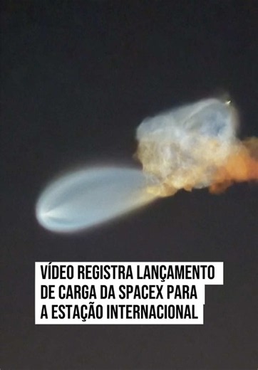 🚀 RUMO AO ESPAÇO Imagens feitas por uma testemunha ocular registraram um foguete #Falcon9 da #SpaceX cruzando o céu após decolar de Cabo Canaveral, na #Flórida, nesta terça-feira (13/10), transportando uma espaçonave Dragon carregada de suprimentos para a Estação Espacial Internacional (ISS). A Reuters confirmou o local com base nos edifícios e na costa visíveis no vídeo, que coincidiam com imagens de satélite e de arquivo da região. A data da gravação foi verificada por meio dos metadados do a