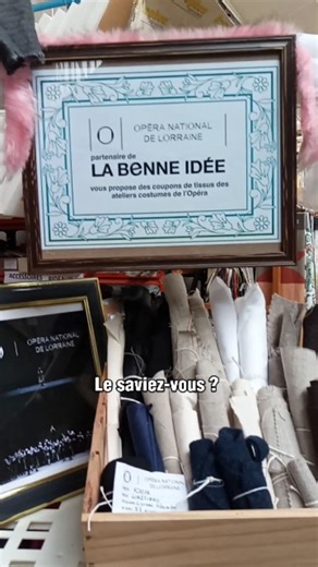 Chaque mois, la Recyclerie La Benne Idée ouvre les portes de sa boutique de 500m². L'occasion de venir chiner directement sur place des objets de la maison à prix tout doux : mobilier, déco, vaisselle et bricolage. Vous retrouverez également un large choix de matériaux comme des panneaux, des chutes de bois, de la mousse, des tissus d'ameublement, du cuir, des cordes, des ficelles, du PVC, du verre, etc. ♻️ Et avec un arrivage exclusif ce mois-ci qui marque notre partenariat avec l'Opéra Nationa