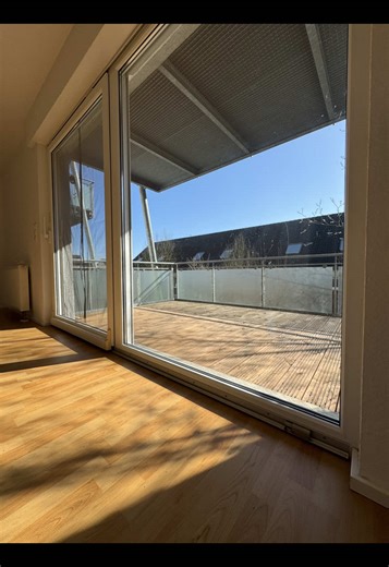 … und genau die Sommerabende vor dir siehst, wie du sie dir immer vorgestellt hast. Der Balkon ist zum Glück groß genug, dass ich mir hier eine gemütliche Lounge vorstellen kann – und vielleicht auch eine kleine Ecke für die Kinder, mit einer Sitzmöglichkeit zum Malen oder für sensorische Spiele. Ich sehe uns hier jetzt schon ziemlich viel Zeit verbringen 🙏🏻☀️ #Balkon#sommerabende#sonnenuntergänge#freunde#vorfreudeistdieschönstefreude