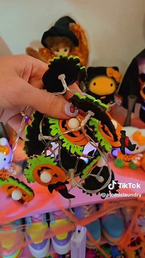 Hello Kitty Halloween decorating 🎃 #halloween #hellokitty #sanrio #creepycute #kawaii