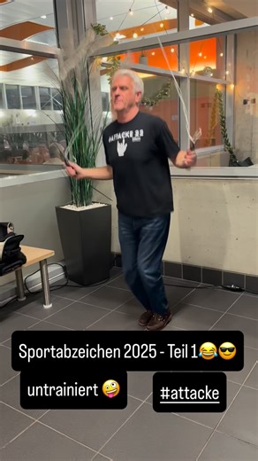 So wie jedes Jahr - kurz vor Jahresende Sportabzeichen bei Deutschlands härtestem Prüfer, Dr.Kurt Vogel, in Schweinfurt 😎🤩🔥! Seilhüpfen rückwärts hat geklappt - auch ohne Training 🤪! #sportabzeichen #schweinfurt #seil #deutschland #attacke | Steffen Vogel