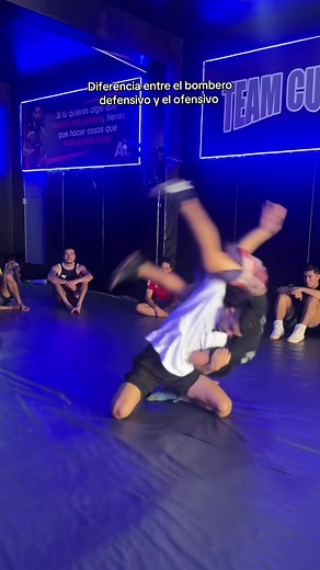 Diferencia entre bombero defensivo y bombero ofensivo en MMA