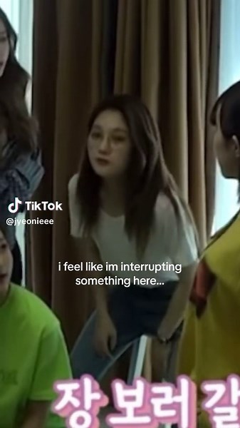 Seoyeon and Jiwon Hand Placement Moments in K-Pop