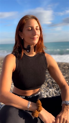 Grounding on the pebbles, reconnecting through breath and @pulsetto.tech , my vagus nerve stimulator that sends gentle electrical pulses to the receptors in my neck — helping my body switch from “fight or flight” to “rest and recover.” It helps me reset my nervous system in under ten minutes, whether it’s to ease stress, reduce anxiety, dive or sleep better. As a freediver, I pair it with cardiac coherence breathing — inhale 5, hold 5, exhale 5, hold 5 — a simple rhythm that steadies the heart a