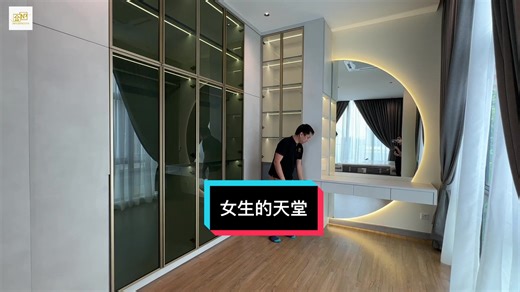 💮把每一位业主 当作家人 耐心回应每一个要求 装修如同 ‘执子之手’ 给予业主从一而终的感觉 . 再次完成我们的使命 让远在异乡的你们 有了属于自己的房子🎉🏠 挑空的客厅 搭配别致的吊灯可以呈现出优雅且大气的感觉. 而玄关处 我们使用弧形背板从而美化整个客厅的美感 厨房之处 白色橱柜采用黑色玻璃门再搭配Marble 石桌面 让厨房看起来更整洁干净 ✨ 谢谢业主喜欢我们灵感与创意的结晶 🎊 每一个角落都是我们的心血和祝福 希望他们能陪你们一起见证更多的美好时光 🎊🏠 Location： Sri kembangan Project： Banglow Design one-stop service Call us to know more 016-618 7827. Click here to massage us . http://Wasapp.me/60166187827/interiordesign.MinesVilla website - www.iinperspective.com #InteriorDeisgn #Renovation #DesignAndBuild 