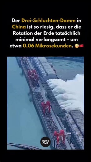 ROXANNE CRAMER | ROXY on Instagram: "Der Drei-Schluchten-Damm in China ist so riesig, dass er tatsächlich unseren Planeten beeinflusst. Wenn der Stausee komplett gefüllt ist, verschiebt die enorme Wassermenge die Masse der Erde minimal von ihrer Achse weg. Wissenschaftler schätzen, dass sich dadurch die Erdrotation um etwa 0,06 Mikrosekunden verlangsamt. Dieser Effekt ist extrem klein und im Alltag absolut nicht spürbar - aber er zeigt, wie gewaltig dieser Damm wirklich ist. Mit einer Breite von