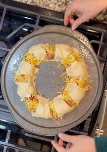 this easy breakfast impresses everyone this cooking video shows how to make a bacon and egg crescent roll breakfast ring that the whole family will love! | Brooklyn B