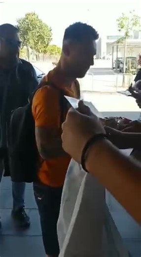 126K views · 10K reactions | ✅ Leo Messi has arrived at the airport in Barcelona to fly back to Paris.  | Barca News 24x7 | Facebook