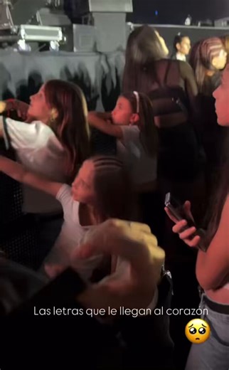 La hija de Di María y Jorgelina llorando en el show de Tini 🥹
