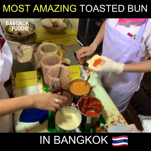 This street stall serves the most amazing toasted bun with oozing fillings in Bangkok 🍞😱 📍 Yaowarat Toasted Bun | Bangkok Foodie