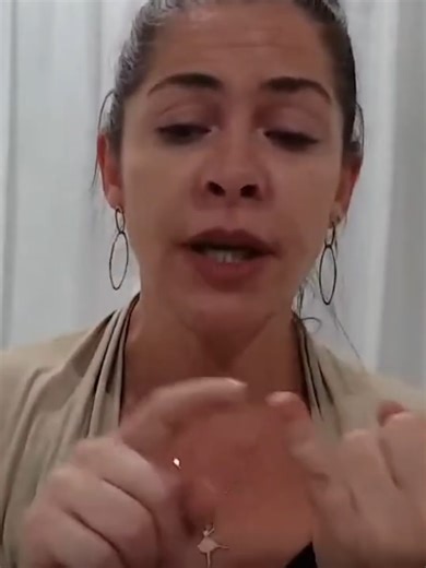 Bailarina Adulta, você sabia que o ballet vai muito além de uma atividade artística? Além de melhorar sua técnica, o ballet é uma excelente forma de melhorar sua saúde física e mental. Neste vídeo, vamos explorar os benefícios incríveis que o ballet traz, como aumento da flexibilidade, melhora na postura, fortalecimento muscular, e muito mais! 💃✨ 💡 Siga o perfil para mais dicas sobre como o ballet pode transformar sua saúde e sua vida! #melhoresuasaude #dicasdeballet #bailarinaadulta #balleton