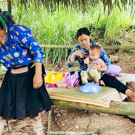 A 17-year-old single mother had an accident and was helped by a kind neighbor #singlemom #bamboohouse #singlemother #singlemotherdialylife #dailylife #housebamboo #dailylifesinglemom | Real Life Singlemon