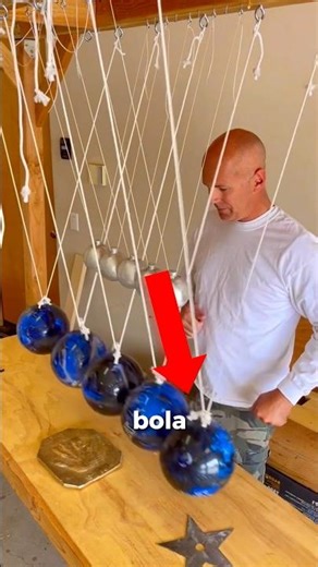 Esse é o pêndulo de Newton gigante!! 😱