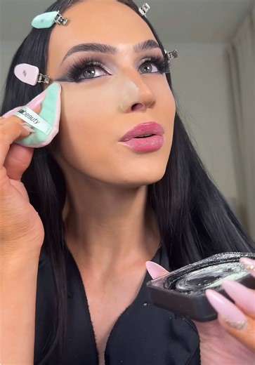 GREEN setting powder? @Huda Beauty