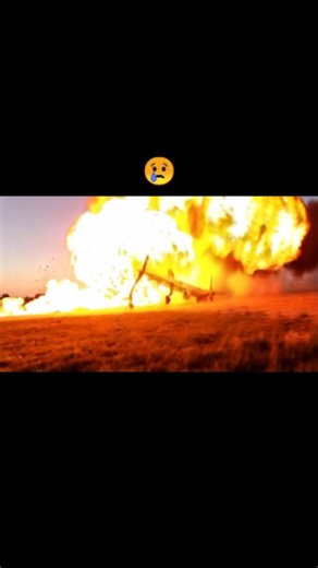 AI-ROBOTSON-2042 on Instagram: "🇯🇵 日本的能量产出型“行走发电板”——中文长文描述 日本长期面临能源依赖度高、可再生能源空间有限的问题，因此在城市基础设施中，他们不断尝试各种微型能源回收技术，其中最具代表性的，就是安装在车站、商场与人流密集区域的“能量产生行走地板”（歩行発電フロア）。 这种地板的核心原理是压电效应：当人们踩踏地板时，地板内部的压电材料（通常是压电陶瓷或聚合物）会因受压而产生微弱电流。虽然单次踩踏产生的能量很小，但在人流密集的区域，例如东京涩谷站、秋叶原电器街、成田机场等地，每天数十万次的踩踏累积起来，就能形成可观的电力输出。 这些发电板通常由多层结构组成： 上层为耐磨透明板，既能承受高频踩踏，又能让内部结构可视化，增加科技感。 中层为压电模块，由数十到数百个压电单元组成，每个单元在受力时都会产生电荷。 底层为能量收集与转换电路，将零散的微电流整合、稳定化，再储存在电池或直接供给附近设备。 在实际应用中，这些地板产生的电力通常用于： 为车站的 LED 指示灯供电 驱动小型广告屏幕 为环境传感器供电 作为示范项目展示实时发电量，让公众