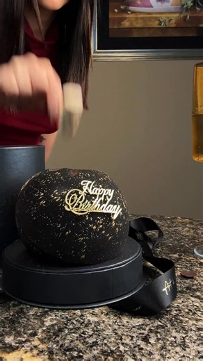 Un detalle que se rompe para sorprender. Disfruta del sabor del chocolate belga semi amargo y la mezcla perfecta de arándanos y avellana triturada. Y claro… el mensaje sorpresa que lo hace inolvidable No es solo chocolate, es una experiencia única. 🚚 Envíos a CDMX y Edo. Méx. 🌐 www.artdicacao.com #chocolate #regalos #cdmx #regalosparacumpleaños | Art Di Cacao