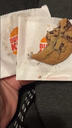 Reviewing Burger King Chocolate Chip Cookies 🍪 ￼