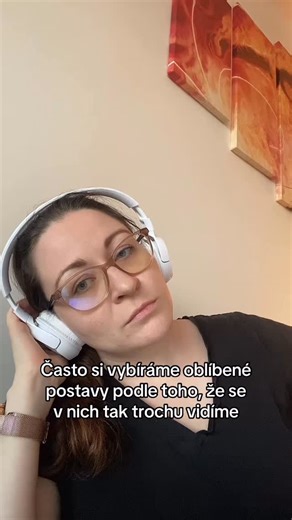 Jitka | Neřeš to, napiš to on Instagram: "Yael je sice tichá, trochu bolavá postava, ale hrozně mě baví její vývoj. To, jak se přestane soustředit na to, s čím má problém, a najde si věci a vlastnosti, ve kterých spočívá její síla. A že se vůbec poprvé v životě odhodlá rozhodnout sama za sebe. Která postava z DV zarezonovala ve vás? Našli jste se v nějaké? #bookstagram #knizniinstagram #fantasy #romantasy"