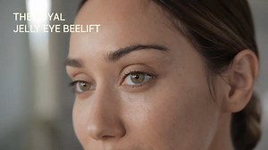 The Royal Jelly Eye Beelift's unique formula reduces the appearance of puffiness under the eyes, giving you a smooth finish! https://venofye.us/RoyaBLift | Venofye