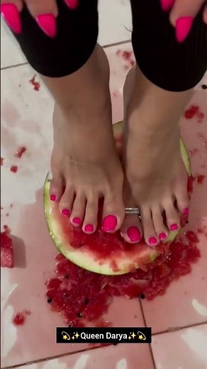 Long toes girl feet soles #feet #foot #pedicure #soles #toenails #toes #longtoes #sole #shorts