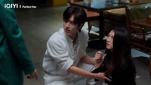 The scheming girl deliberately fell down to set her up! 😠 #iQIYI #完美的她 #PerfectHer #罗正 #LuoZheng #徐艺洋 #XuYiyang #杜雨宸 #DuYuchen #cdrama | iQIYI