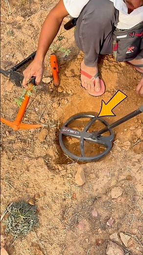 Finding treasure with xp deus 2 metal detector on field #findingtreasure #metaldetecting #shortsfeed
