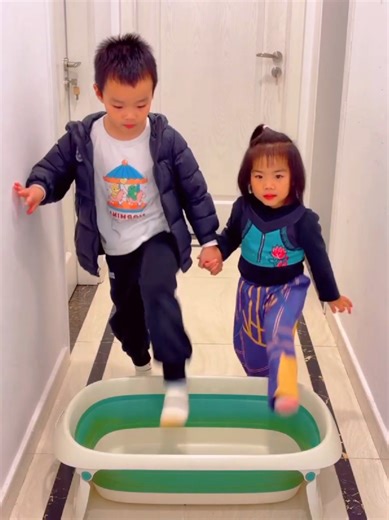 K-Pop Inspired Kids Entertainment: Pink Vs Red Characters