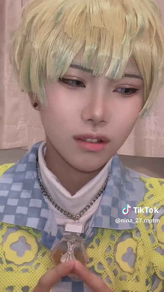 緋八マナコスプレ - 推し活中の友達と楽しむ日