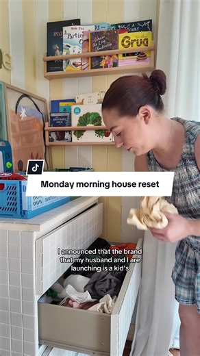 Work from home privilege! No commute, so I get time to do a quick clean instead! Also please tell me I’m not the only one who has found use for these claw toys 😅🤌🏼