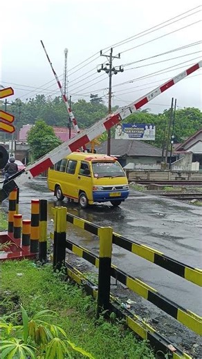 Palang Mulai Turun… Suasana Berubah! | Gate Lowers… Atmosphere Shifts!