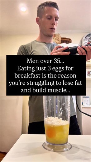 Did you ever consider this ⬇️ 3 eggs = 18g of protein 🥚 👎🏼 This is why this isn’t sufficient protein for a man 35 who wants to add size or become lean ⤵️ 1️⃣ The morning is a golden opportunity to absorb nutrients as your body comes out of a semi-fasted state after sleeping all night. Capitalise on this time of the day, not squander it by under eating protein. 2️⃣ Men building muscle need around 1.5-2g of protein per kg of body weight. Men trying to cut fat need around 1.8-2.5g of protein per