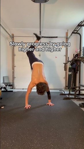 Learn the hand stand clapping push up the right way 💪💪 #handstrength #handposition #fingerhands