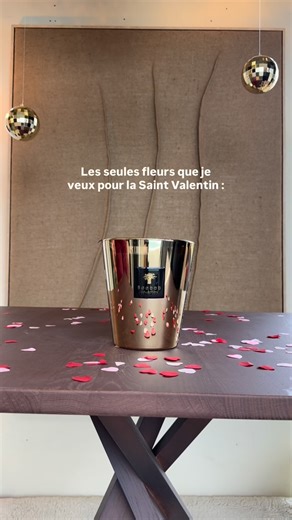 On a un message à faire passer 👀💌 La Saint Valentin, c’est déjà la semaine prochaine ⏳ Et la bougie TREE OF LOVE décorée, avec des fleurs aux pétales en forme de cœur, est le cadeau parfait pour célébrer l’amour ❤️ À envoyer d’urgence à votre partenaire 🫶 Retrouvez plein d’autres idées cadeaux, pour tous les budgets, directement au showroom 📍 — L’équipe Chris Oliver | Votre créateur d’ambiances meublées d’idées à Namur 🛋️ #decorationmaison #bougieparfumée #cadeausaintvalentin | Chris Oliver