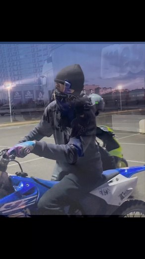 Yamaha YZ 125 Stunt Riding Techniques and Tips