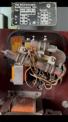 Zeitrelais PESE mit Quecksilberschaltung in den Glasröhren VEB Relaistechnik an einem Aufzug von Louis Neubauer von 1961 Time relay PESE with mercury circuit in the glass tubes from 1961 GDR Elevator from Louis Neubauer #elevator #elevators #fahrstuhlfritze #quecksilber #timerelay