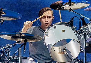 Qui est Nicholas Collins, le fils musicien de Phil Collins ? - Elle