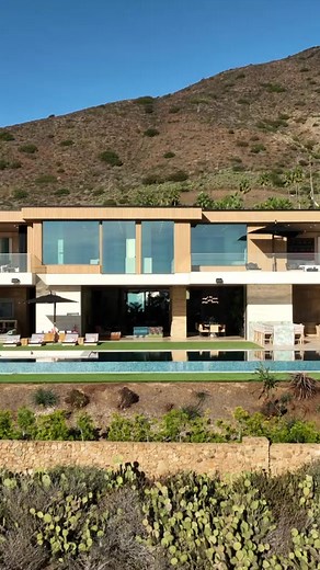 One of the best Malibu homes we’ve toured yet 💧#malibu #beach #beachvibes #luxuryhomes #luxurylife #waterfall #hometour #realestate | Enes Yilmazer