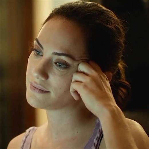 105K views · 424 reactions | Hush 2016 ‧ Horror/Drama A deaf writer who retreated into the woods to live a solitary life must fight for her life in silence when a masked killer appears in her window. #movierecap #reelsfypシ #fypシ゚viralシ #movietime #Thriller #Netflix #movieclips #horror #drama | Movies To Watch | Facebook