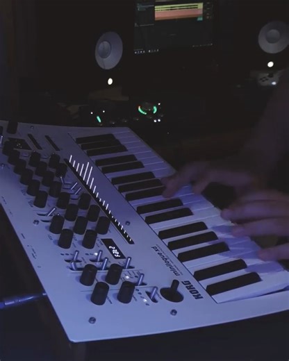 The Minilogue XD takes the DNA of the original Minilogue and the flagship Prologue and evolves it into something truly special. With warm analogue synthesis, a customisable digital multi-engine, stellar effects, and a powerful step sequencer, it’s the perfect blend of classic soul and modern creativity. 🎹✨ This video features the Pearl White Limited Edition, but the Minilogue XD is now exclusively available in classic black. 🔗 Find your sound with Minilogue XD: https://loom.ly/8be-cbY 🎥: mark