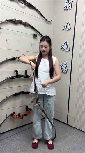 Do you like this exquisite recurve bow? #archery #outdoors #hunting #bowhunting #deer #archerylife