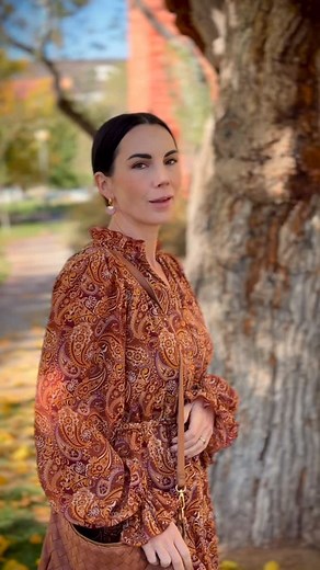 720K views · 3.2K reactions | 22 years ago I was her first kiss. It feels like another lifetime ago, in more ways than one. 殺 #wlw #couple #trans #lgbt | Amanda and Shaye | Facebook