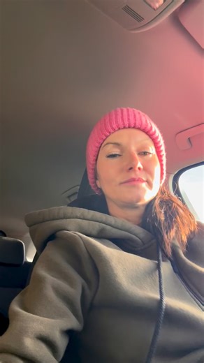 Ráno jako “korálek”! V růžové čepici do lesa, se pos*ru 🤦🏽‍♀️ většího trotla neznáte 😂 #horkahunting #forest #hunting #adventure #danek #wildbylucie #ruzovacepice #lov #style | Lucie Horká