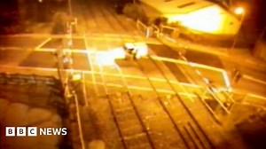 Reliant Robin driver sought after level crossing stunt